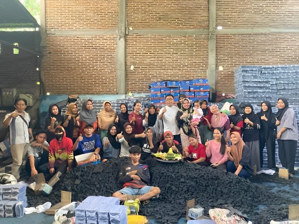 HSA Coconut Charcoal Factory Das Team von HSA SUL-BAR INDONESIA arbeitet hart, um unvergleichliche Premium-Kokosnusskohlebriketts zu produzieren. Qualität ist unser Versprechen