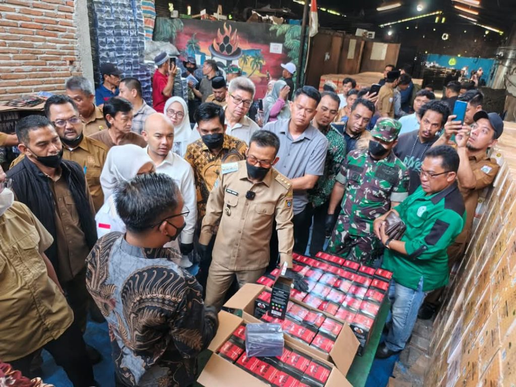 inspeksi goverment to HSA Charcoal Briquettes de charbon de coco premium en cours de chargement dans un conteneur de 20 pieds — prêtes à être expédiées en toute sécurité.